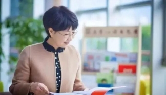 呂帆：研究顯示，孩子在閱讀電子產(chǎn)品時，用眼距離最近